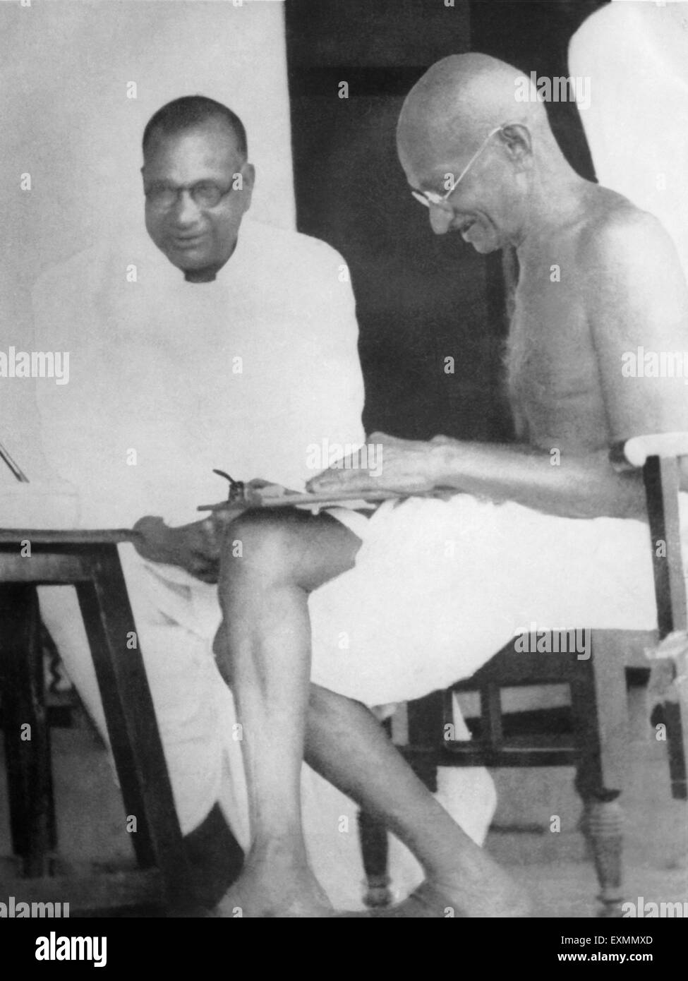 Mahatma Gandhi con jamnalal bajaj en sevagram ashram nagpur maharashtra india 1940 Foto de stock