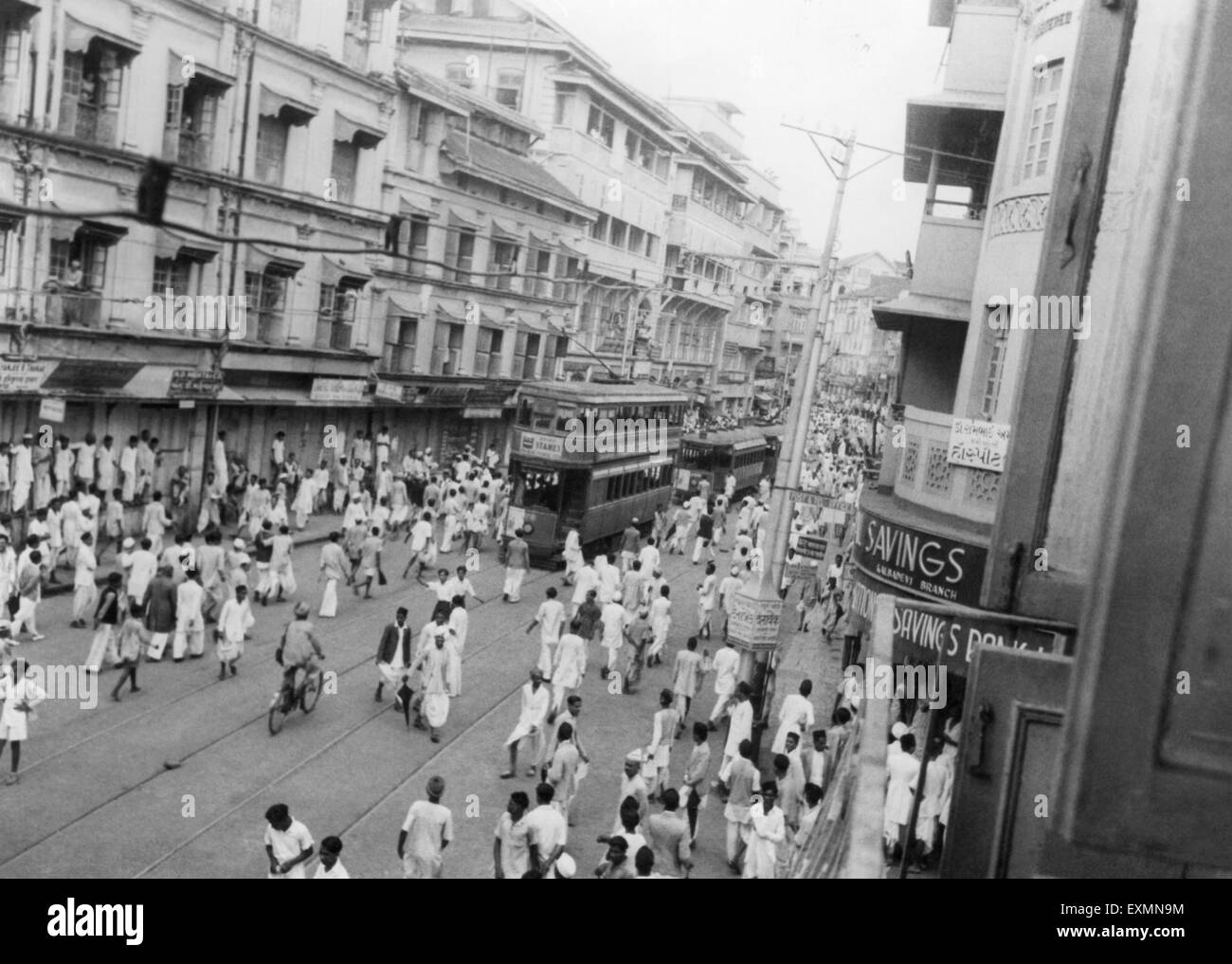 Lucha por la libertad agitación, tranvía, Kalbadevi, Bombay, Bombay, Maharashtra, 1942, India, Asia, antiguo cuadro vintage de 1900 Foto de stock