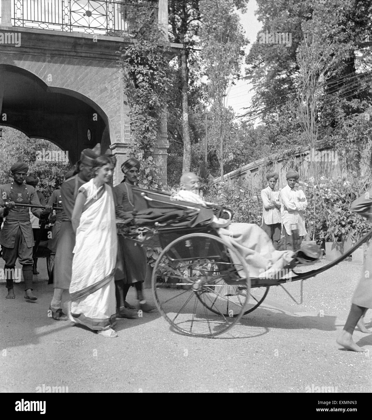 Rajkumari Amrit Kaur y Mahatma Gandhi en su llegada en Simla ; 1939 ; La India Foto de stock