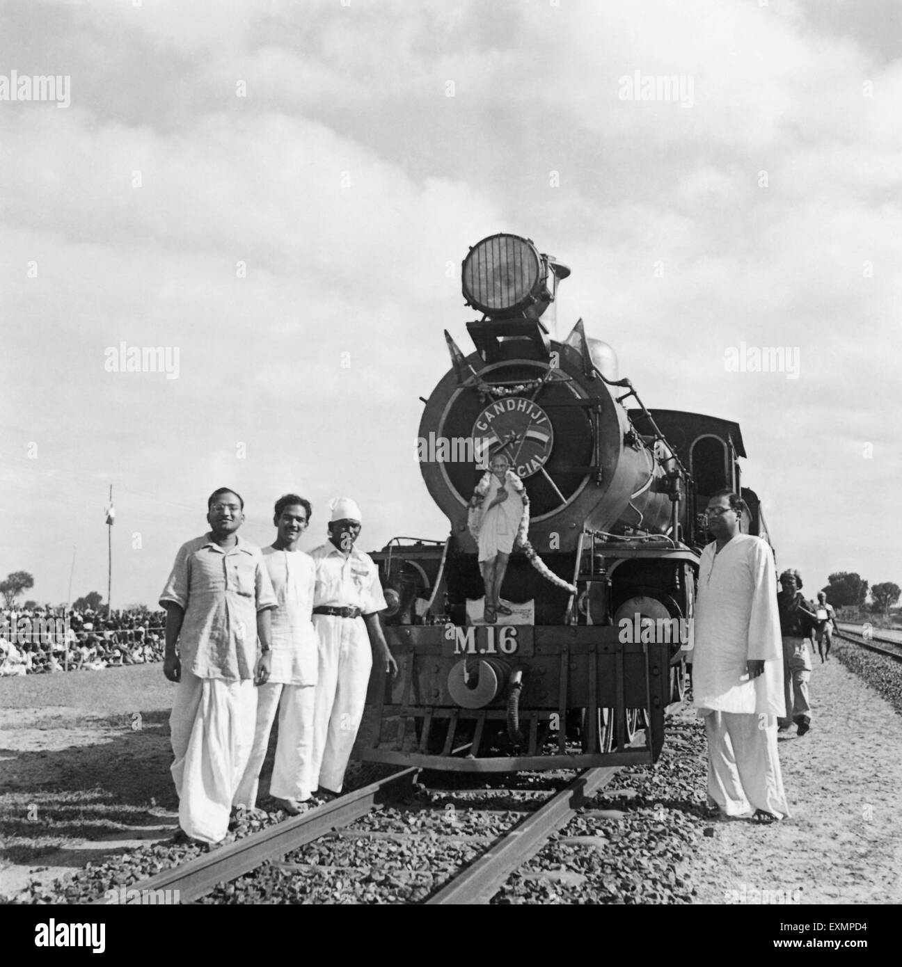 Cuatro hombres de pie delante de Gandhiji tren especial en Madrás ; 1946 El conductor del tren fue tan entusiasta Gandhi Foto de stock