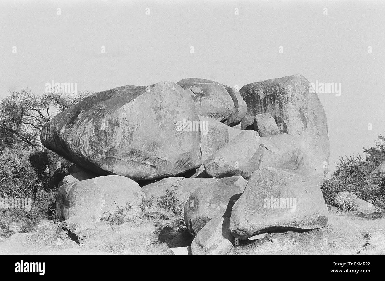 Impresionantes formaciones rocosas en siglos de antigüedad cerca de la meseta de Deccan Hospet Karnataka India Foto de stock