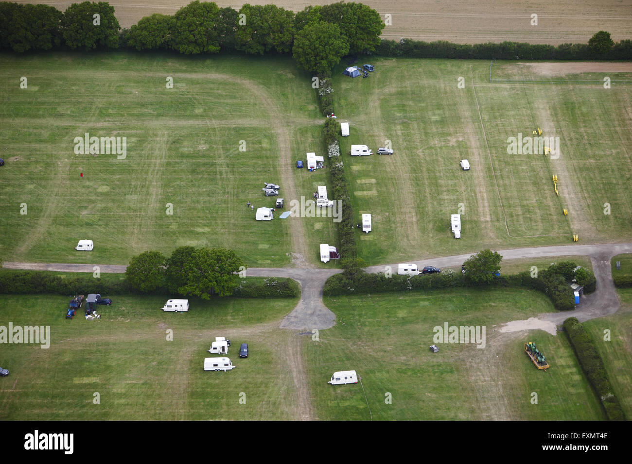 Fotografía aérea desde un ultraligero, un moderno avión ligero, más festival campamento en East Sussex, y los South Downs, REINO UNIDO Foto de stock