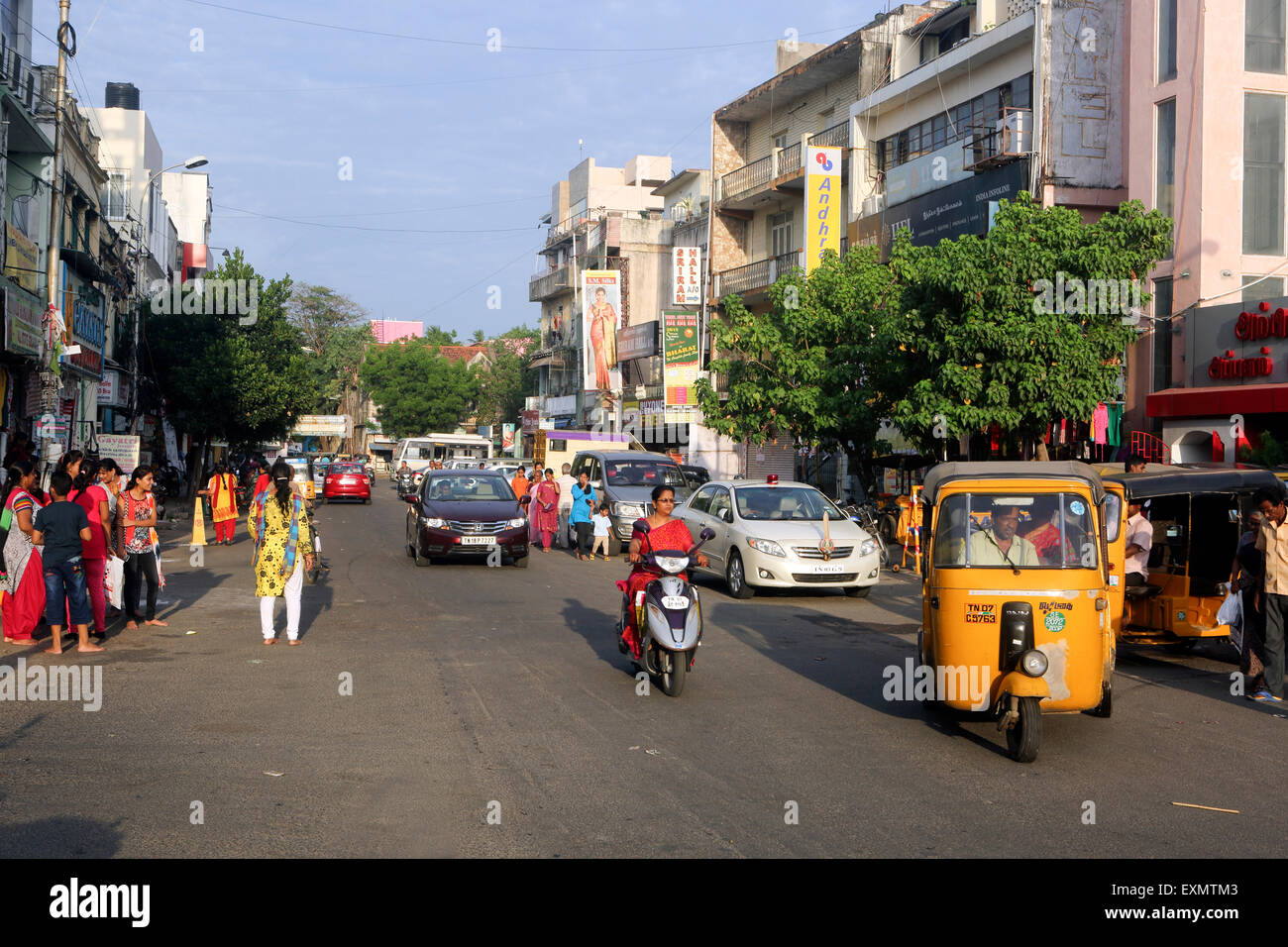 Urban street scene en Chennai, India Foto de stock