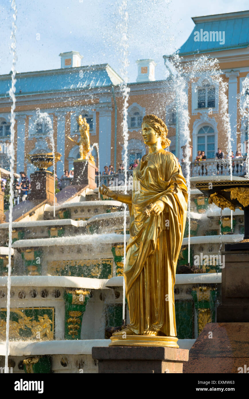 Fuentes de la Gran Cascada en Palacio Peterhof, San Petersburgo, Rusia Foto de stock