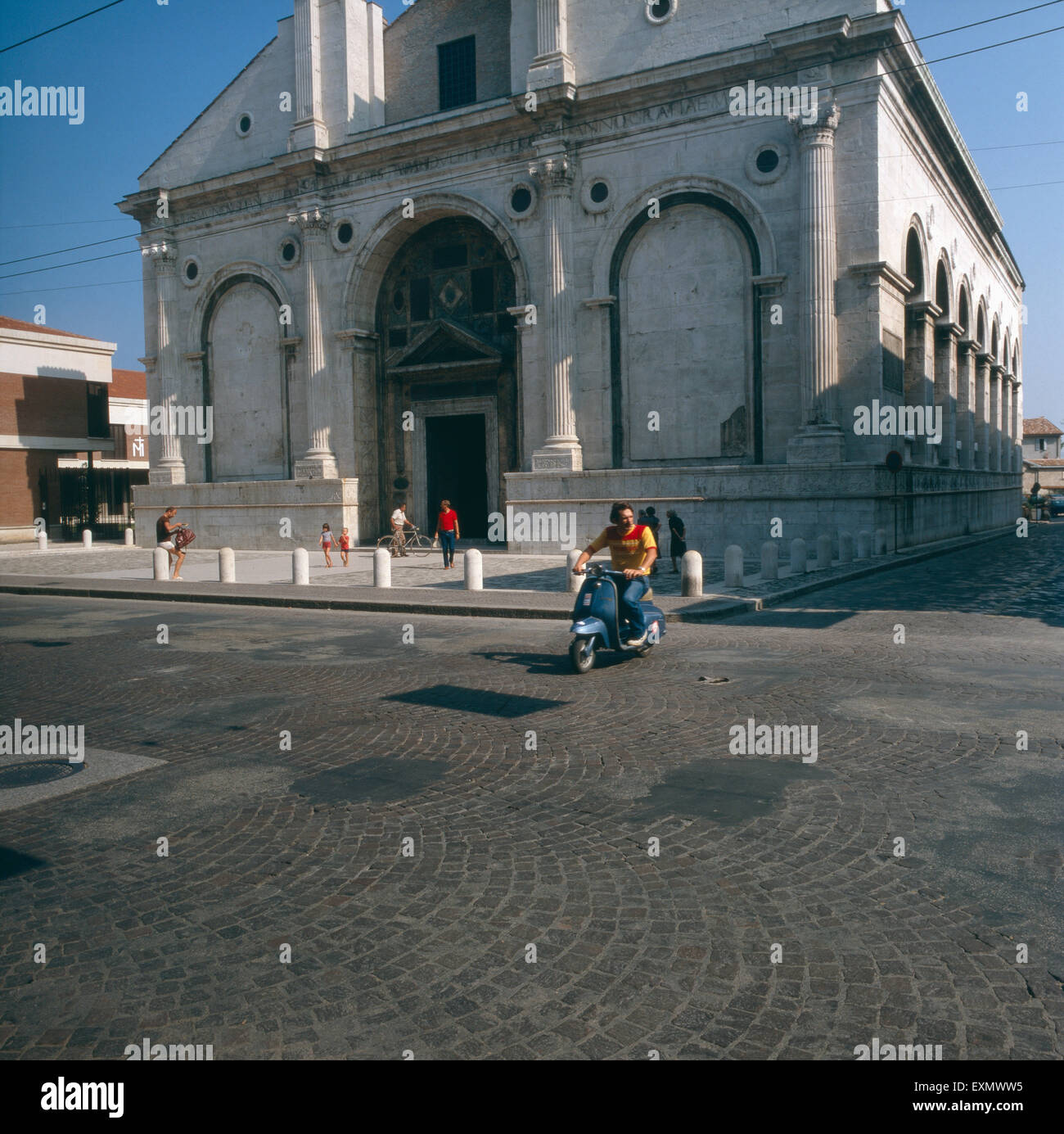 Eine Besichtigung des Tempio Malatestiano en Rimini, Italien 1980er Jahre. Visita del Tempio Malatestiano en Rimini, Italia, 1980. Foto de stock