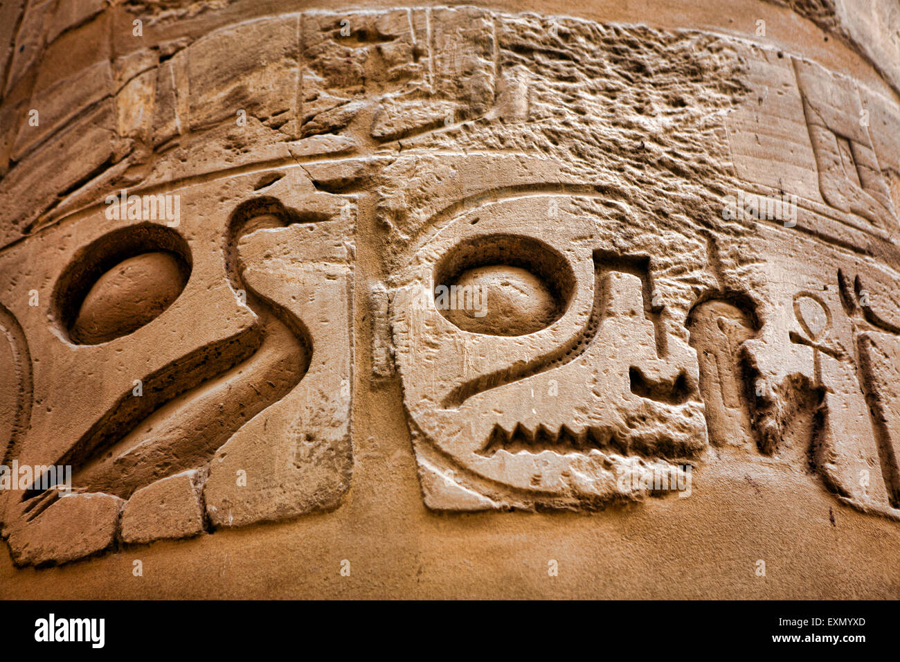 Antiguos grabados en las columnas del interior del templo de Karnak en Egipto. Foto de stock