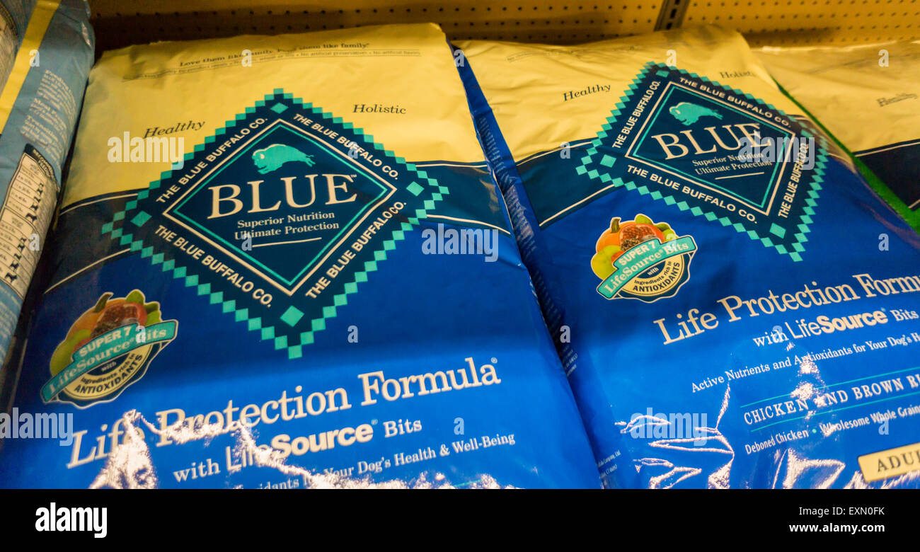 Bolsas de comida para mascotas Búfalos azules en los estantes de una tienda  de alimentos para mascotas en Nueva York el lunes, 13 de julio de 2015. Blue  Buffalo Pet Products espera