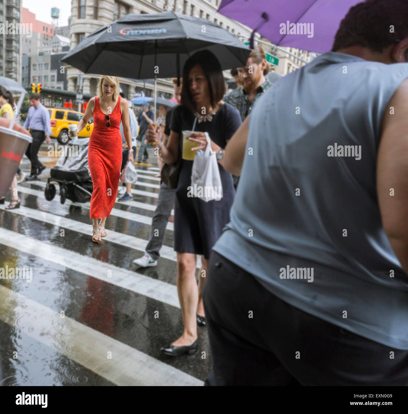 Los peatones romper sus paraguas o correr entre las gotas de lluvia durante una ducha en el barrio de Chelsea, en Nueva York el martes, 14 de julio de 2015. Lluvias dispersas con un alto en la década de los 80's F, típico húmedo clima de verano en Nueva York, se espera hoy. (© Richard B. Levine) Foto ilustración Foto de stock