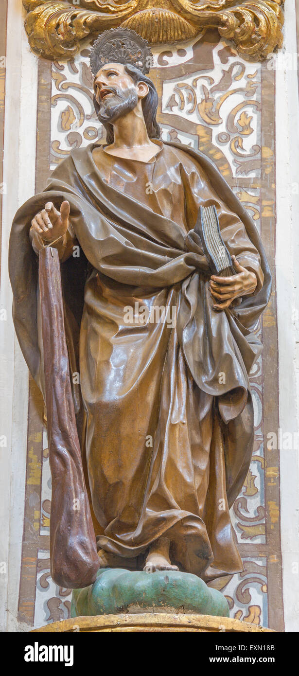 GRANADA, España - 29 de mayo de 2015: La estatua tallada de st. Jude Tadheus el apóstol en la iglesia de Nuestra Señora de las Angustias por Pe Foto de stock