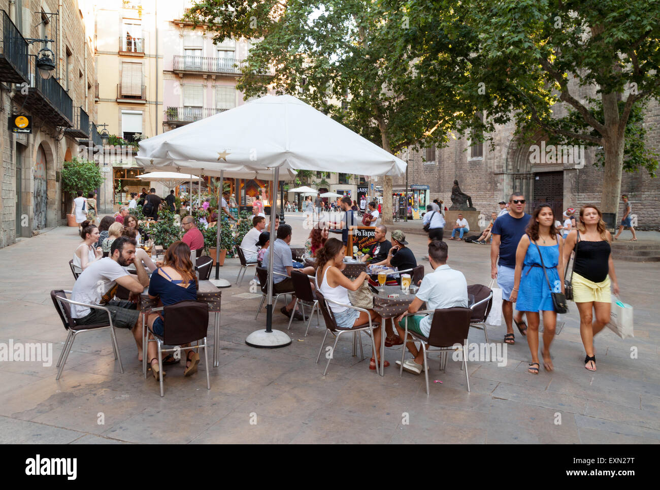 Las personas que tienen una bebida y comida en un bar de tapas cafe, el