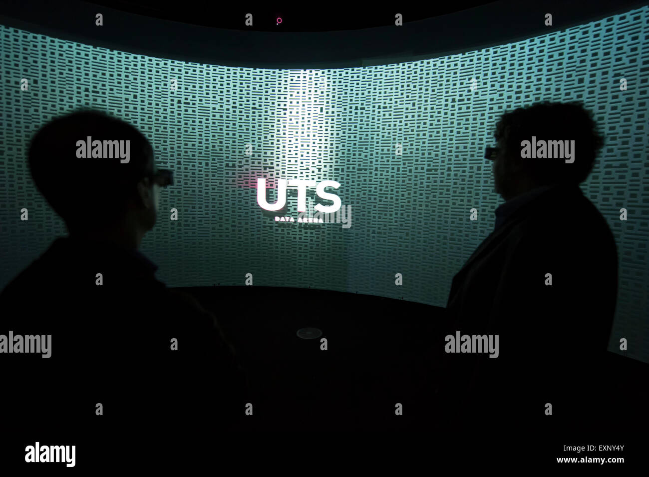 Sydney, Australia. 16 de julio de 2015. La Universidad de Tecnología de Sydney abre Arena nuevos datos para los medios de comunicación en la UTS de ingeniería y el edificio el 16 de julio de 2015 en Sydney, Australia. Los datos Arena está a 360 grados de la visualización de datos 3D interactivos instalación donde los espectadores de pie en medio de una gran pantalla cilíndrica, de cuatro metros de altura y 10 metros de diámetro. Crédito: MediaServicesAP/Alamy Live News Foto de stock