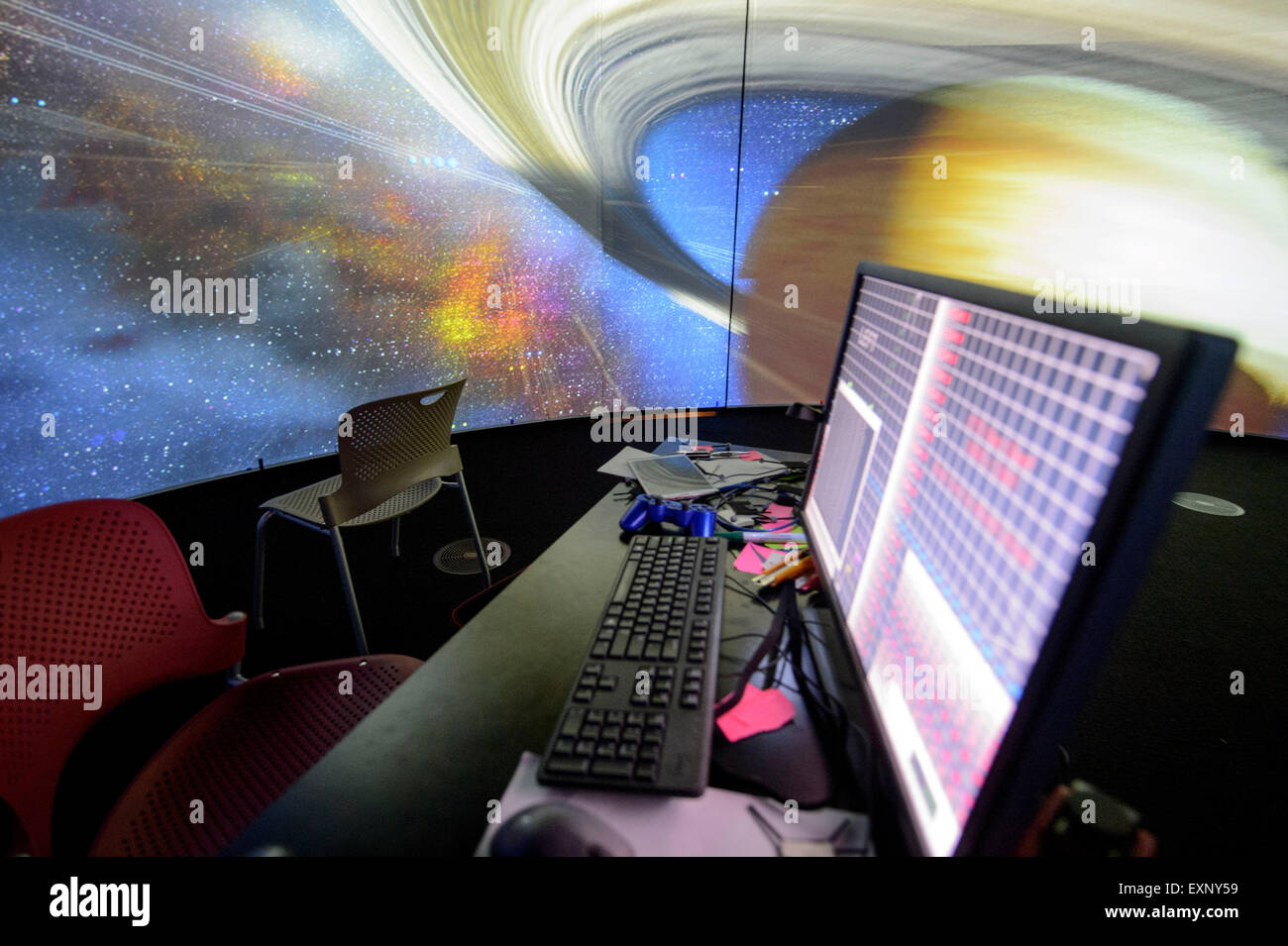 Sydney, Australia. 16 de julio de 2015. La Universidad de Tecnología de Sydney abre Arena nuevos datos para los medios de comunicación en la UTS de ingeniería y el edificio el 16 de julio de 2015 en Sydney, Australia. Los datos Arena está a 360 grados de la visualización de datos 3D interactivos instalación donde los espectadores de pie en medio de una gran pantalla cilíndrica, de cuatro metros de altura y 10 metros de diámetro. Crédito: MediaServicesAP/Alamy Live News Foto de stock