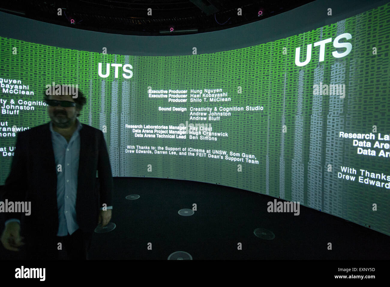 Sydney, Australia. 16 de julio de 2015. La Universidad de Tecnología de Sydney abre Arena nuevos datos para los medios de comunicación en la UTS de ingeniería y el edificio el 16 de julio de 2015 en Sydney, Australia. Los datos Arena está a 360 grados de la visualización de datos 3D interactivos instalación donde los espectadores de pie en medio de una gran pantalla cilíndrica, de cuatro metros de altura y 10 metros de diámetro. Crédito: MediaServicesAP/Alamy Live News Foto de stock