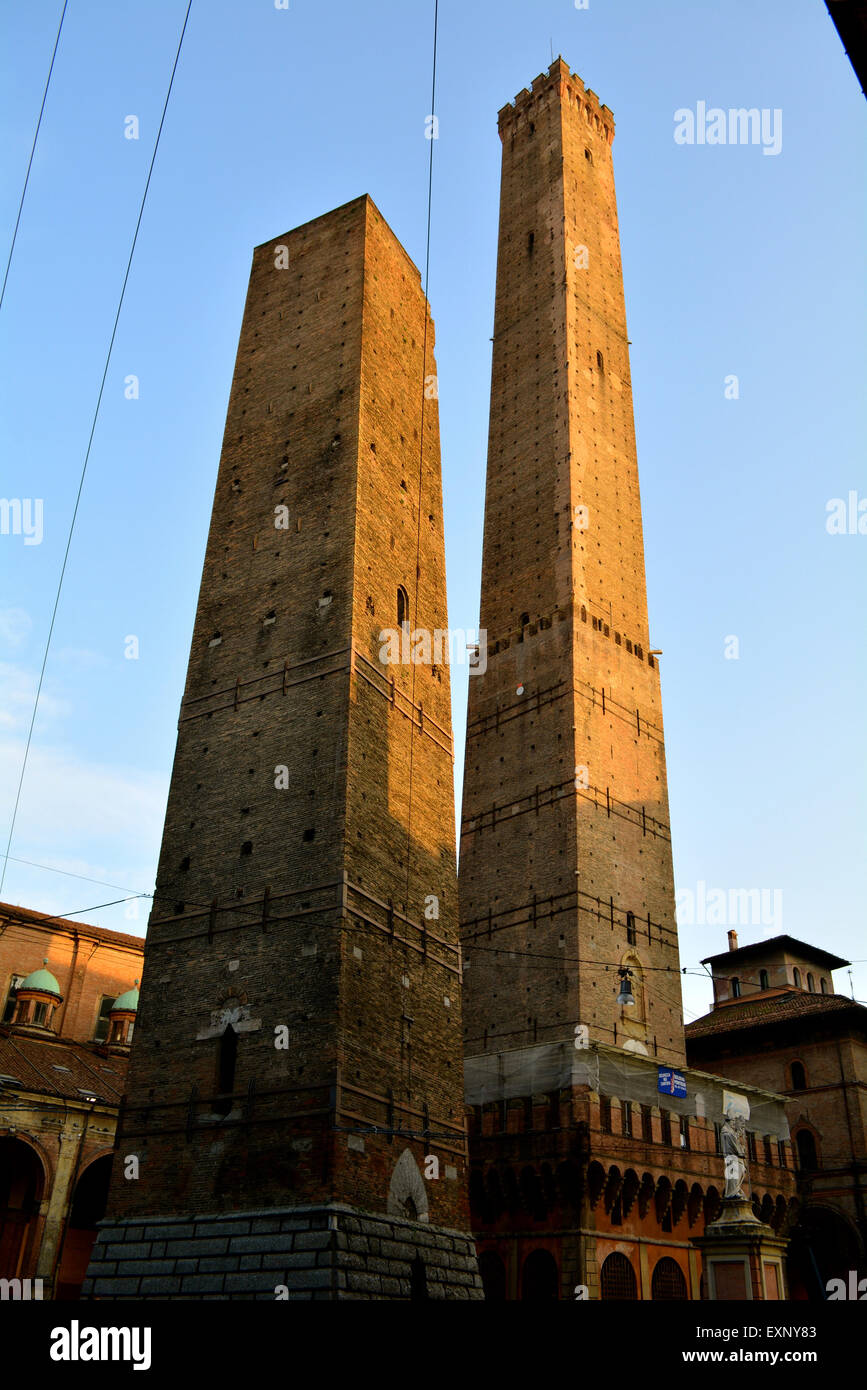 Las dos torres de Bolonia en un día claro, la torre Asinelli y Garisenda torre menor Foto de stock