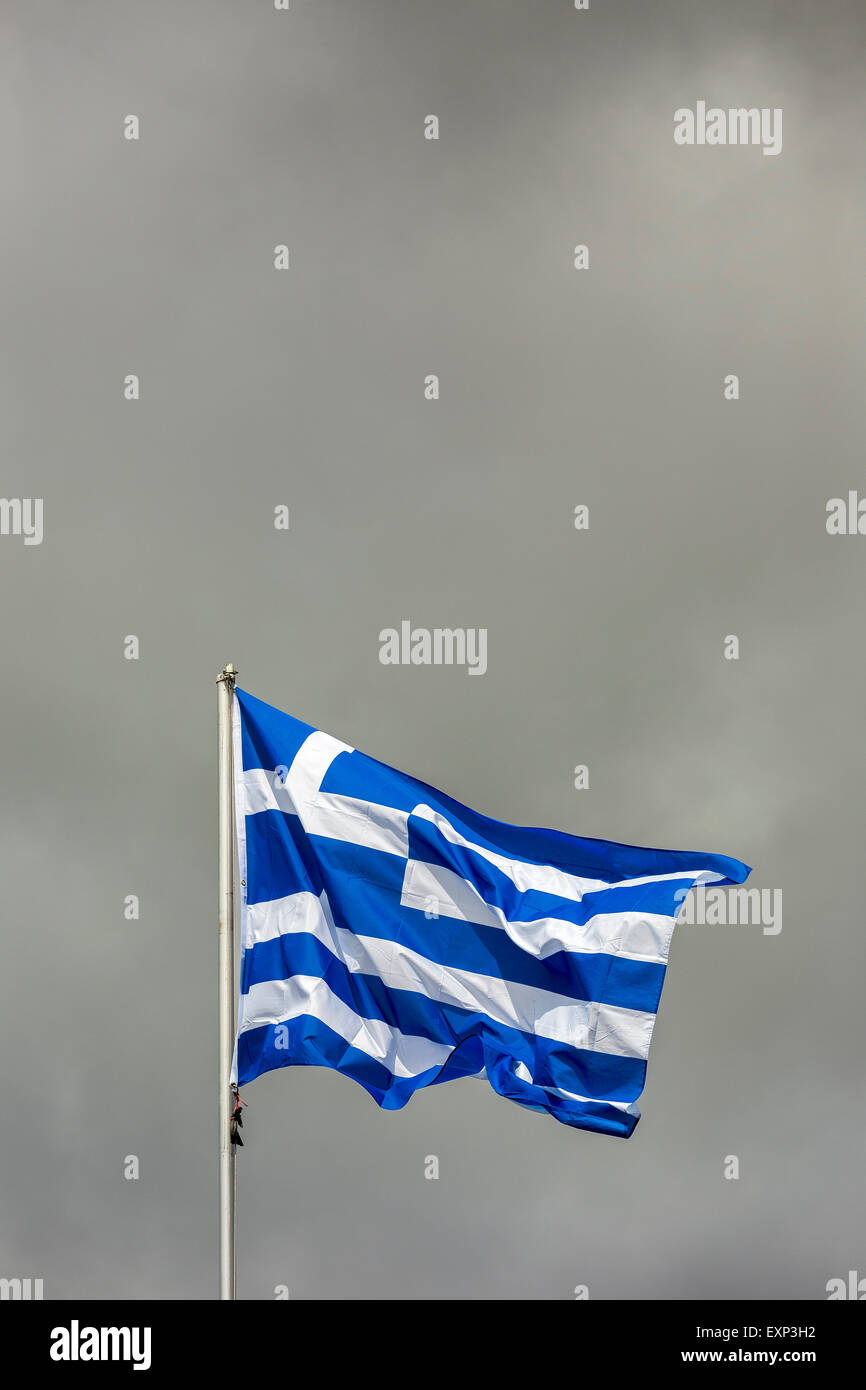 Bandera de Grecia, delante del cielo nublado, ondeando en el viento Foto de stock