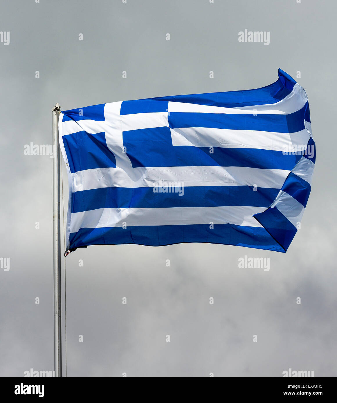 Bandera de Grecia, delante del cielo nublado, ondeando en el viento Foto de stock