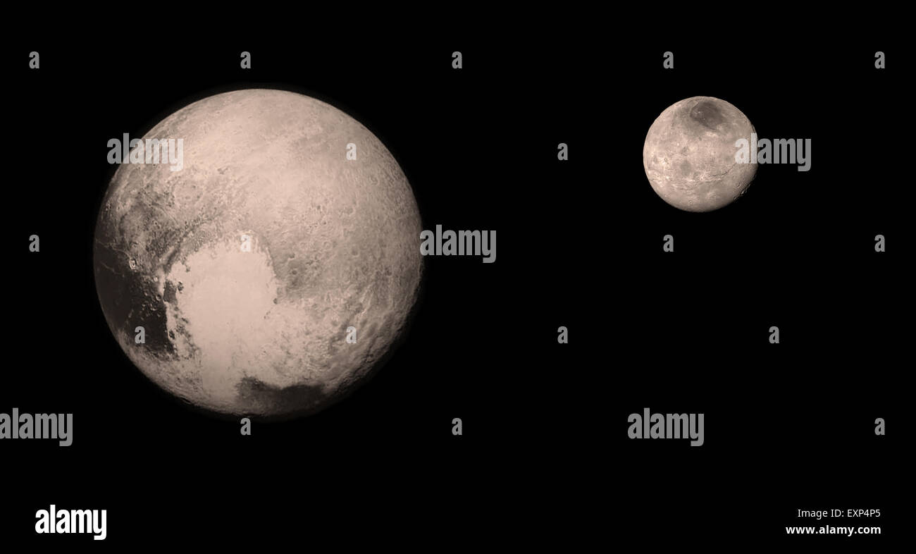 El planeta Plutón (izquierda) y su mayor luna, Caronte (derecha) fotografiada individualmente por la NASA misión Nuevos Horizontes. Foto de stock