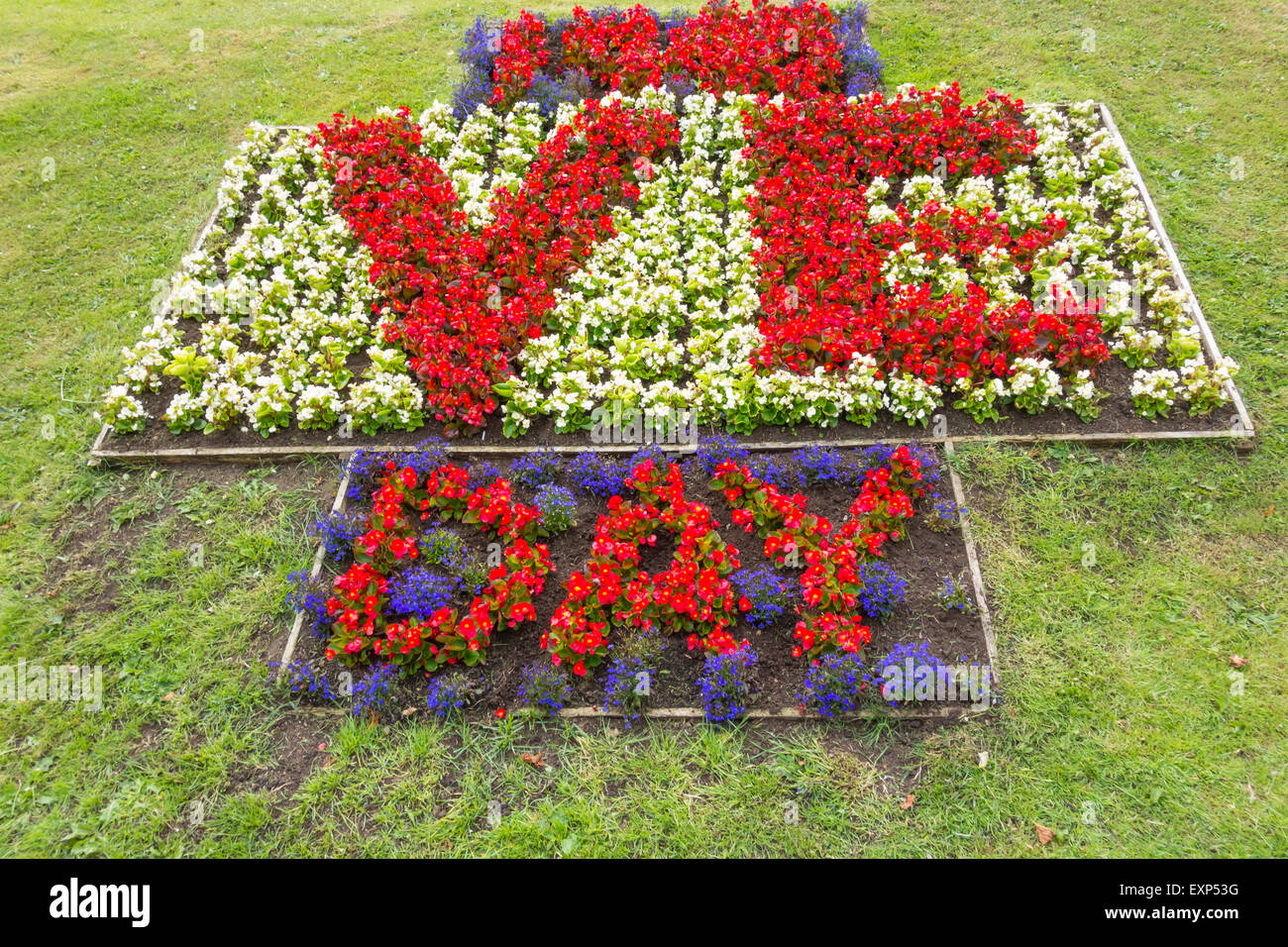 Lechos de flores plantadas para mostrar el mensaje VE día por el memorial de guerra Sedgefield CO. Durham Foto de stock