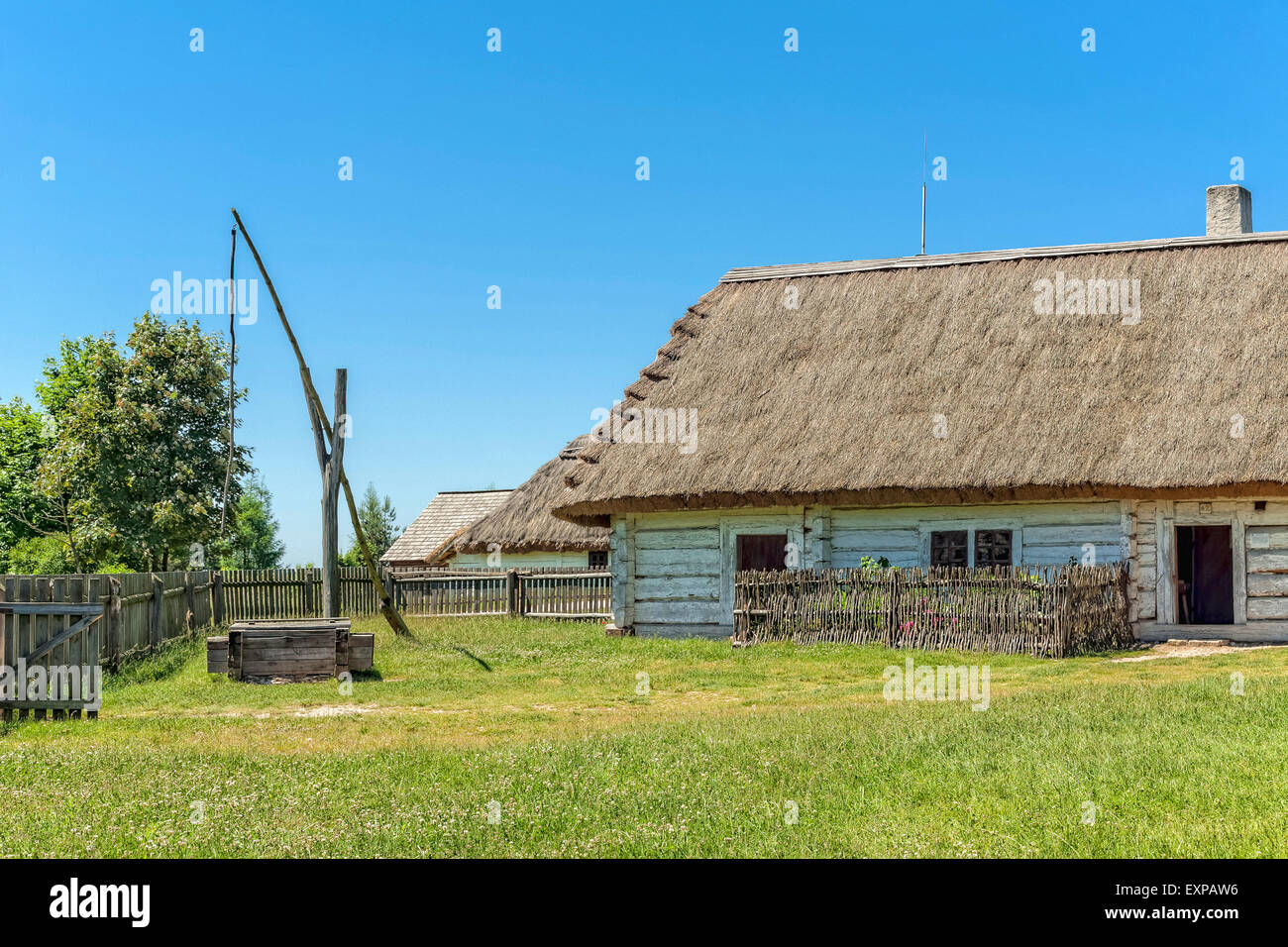 Así la grúa durante la puesta de sol en Tokarnia museo al aire libre, Polonia Foto de stock