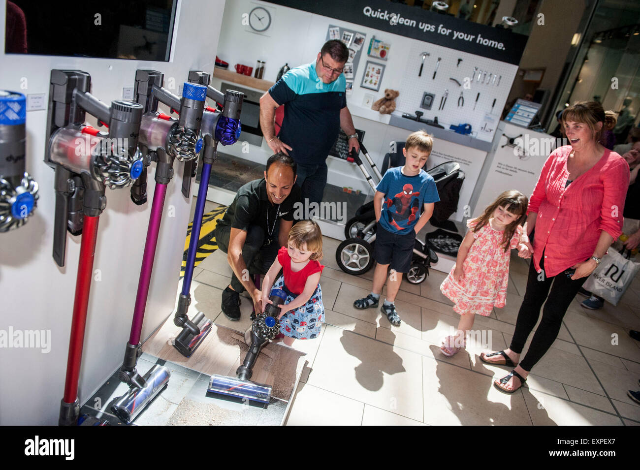 Dyson Roadshow Eldon Square Newcastle exhibir y vender el nuevo V6 Dyson  aspiradora que es tan potente como una recta Fotografía de stock - Alamy