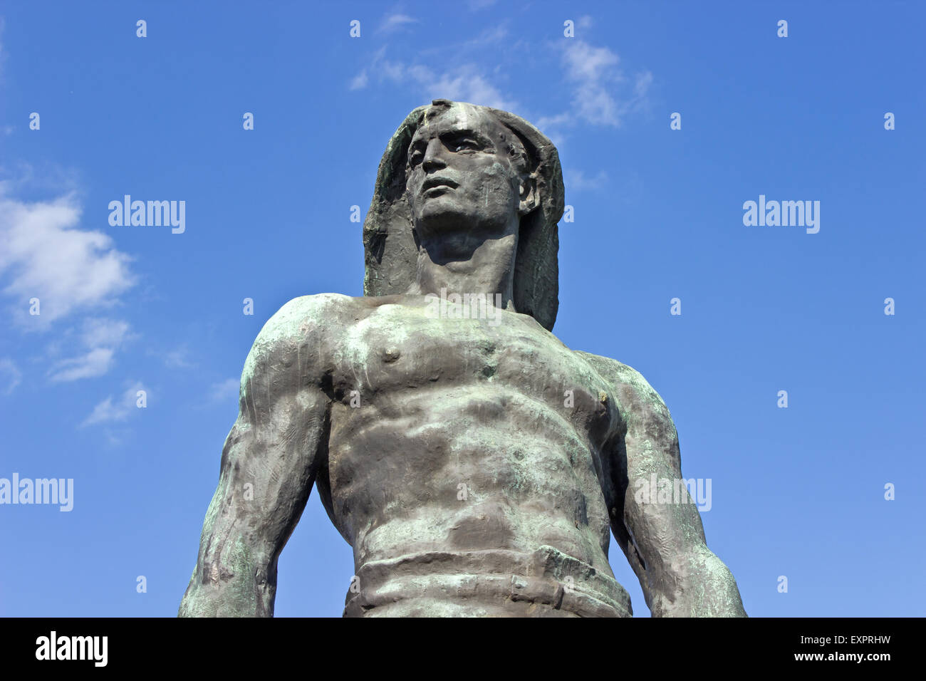 Estatua de marinero en el puerto de Belgrado sobre el cielo Foto de stock