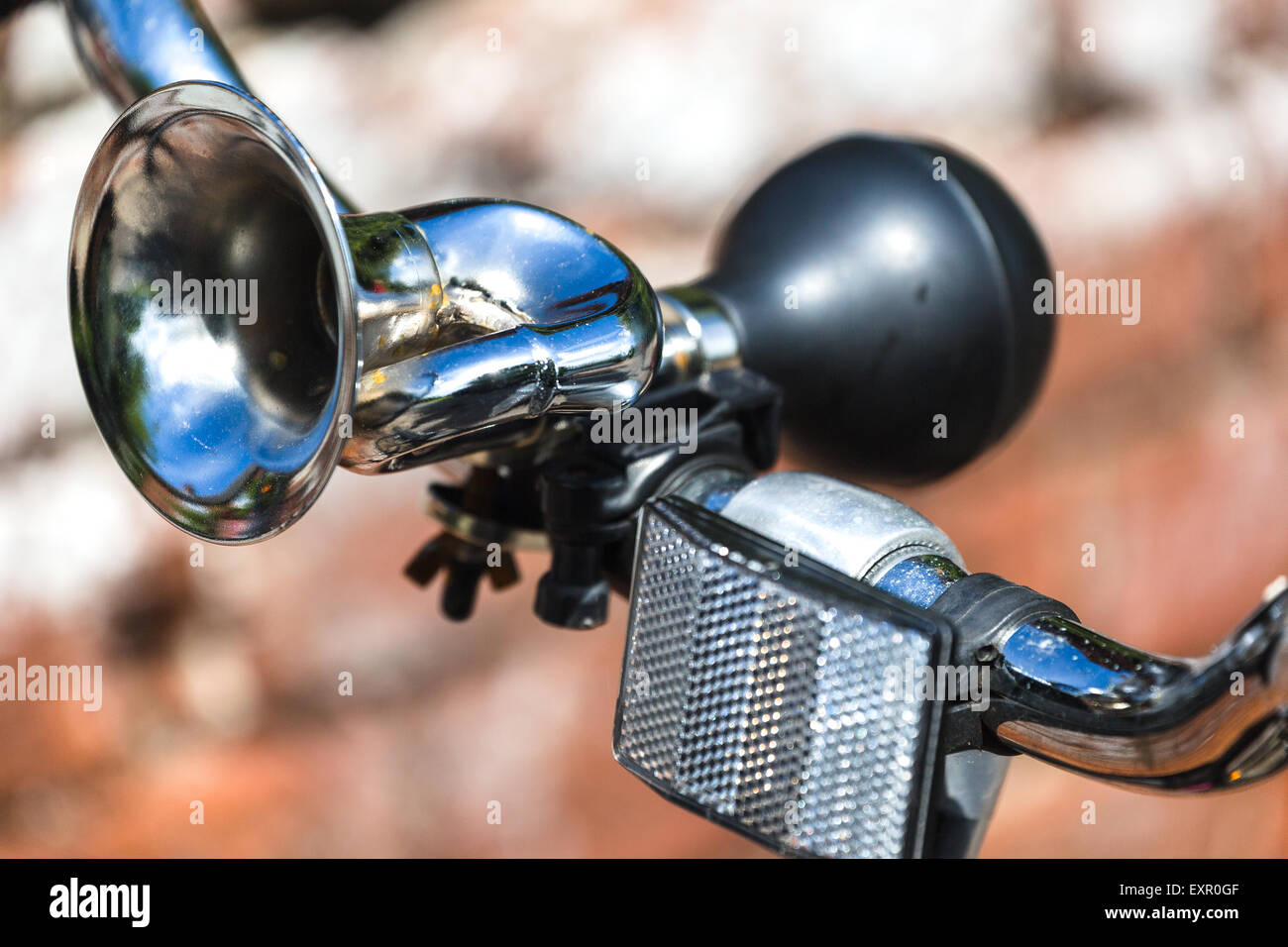 Bocina de bicicleta fotografías e imágenes de alta resolución - Alamy