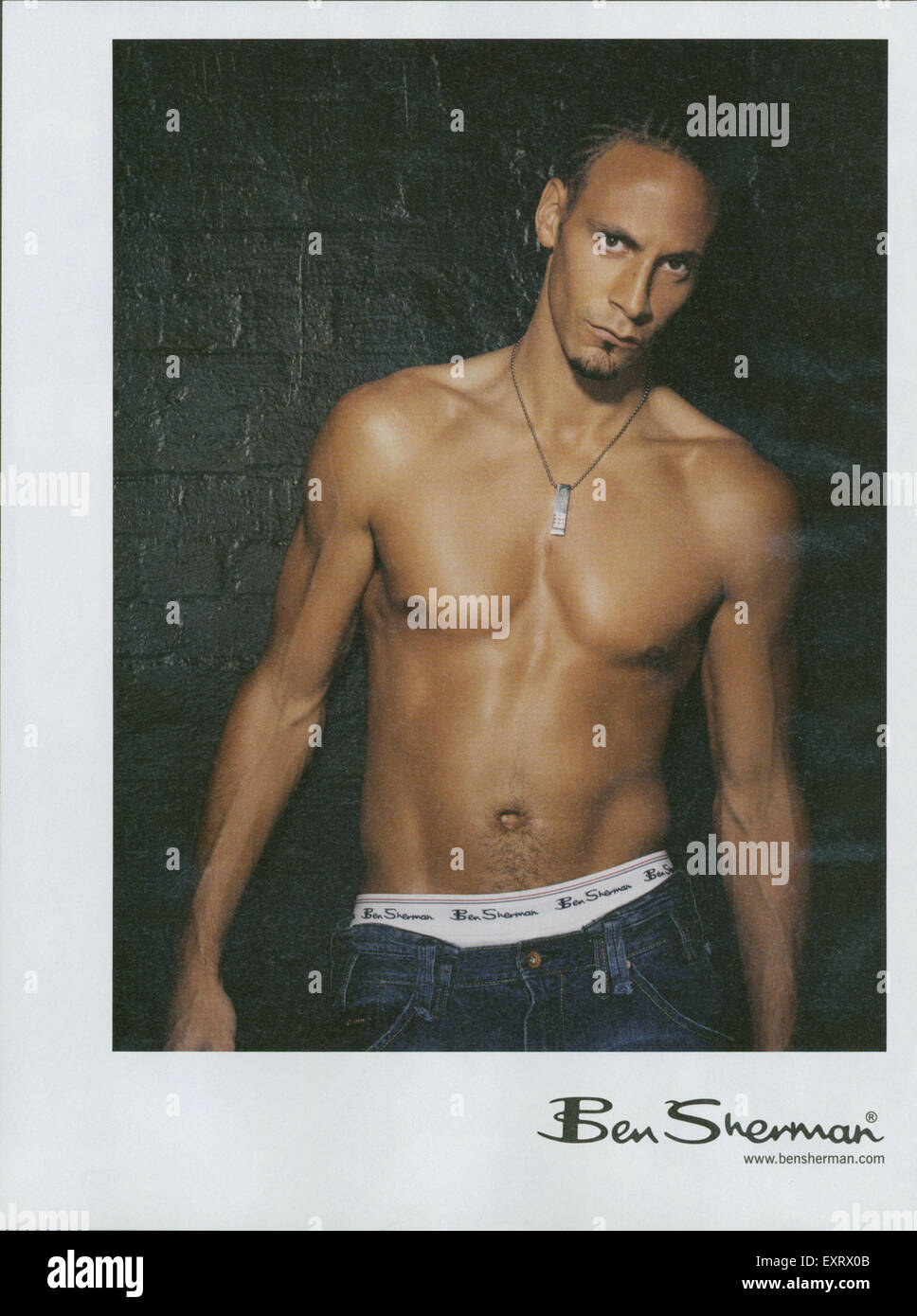 2000s UK Rio Ferdinand para Ben Sherman camisas Magazine anuncio Fotografía  de stock - Alamy