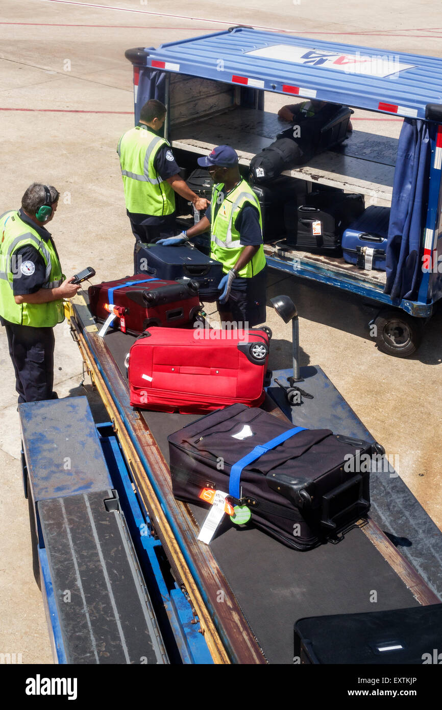 Dallas, Texas, Dallas Ft. Aeropuerto Internacional de Fort Worth,DFW,American  Airlines,terminal,jet,aviones,American Airlines,rampa,delantal,carga, equipaje,bagg Fotografía de stock - Alamy