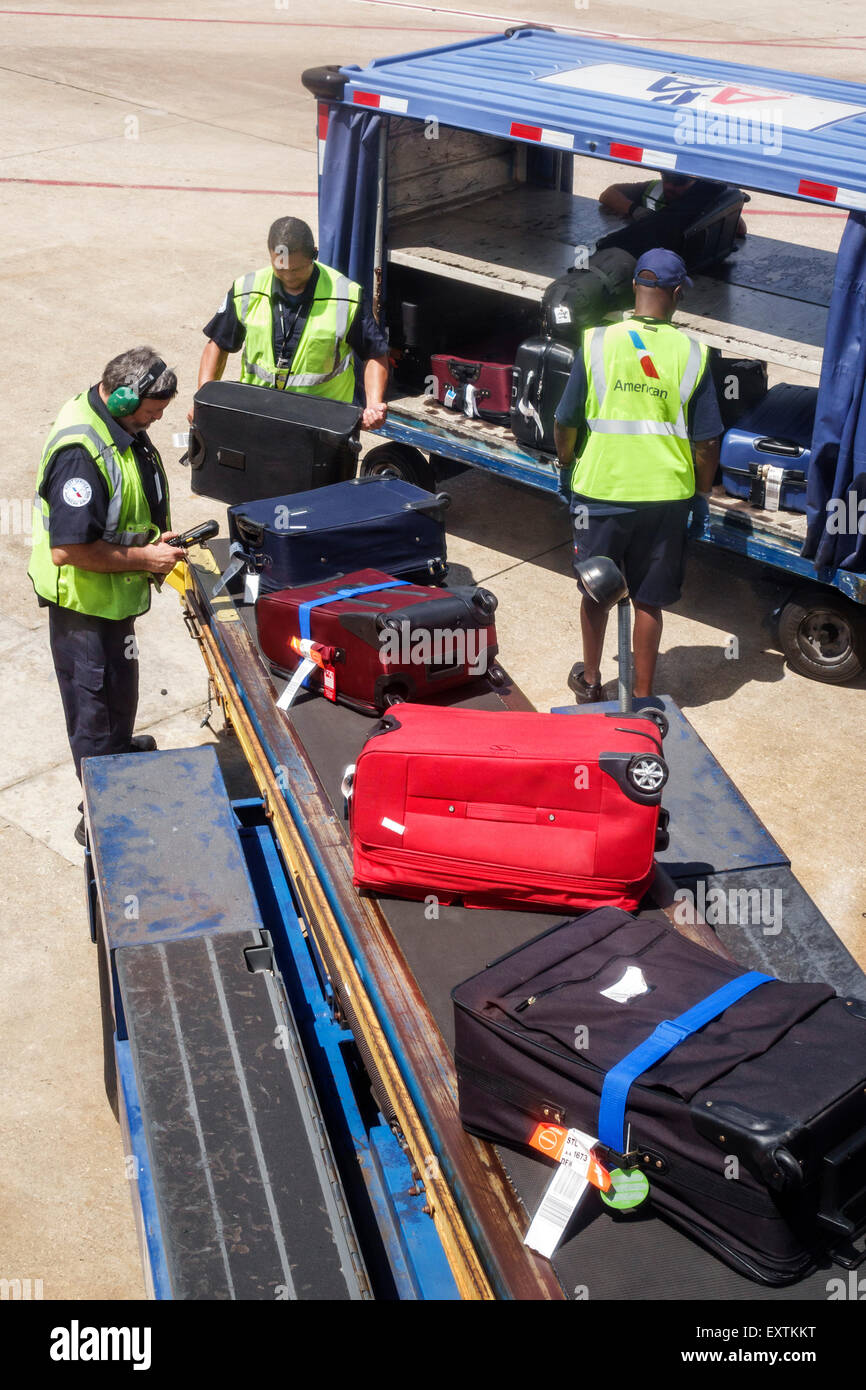 Dallas, Texas, Dallas Ft. Aeropuerto Internacional de Fort Worth,DFW,American  Airlines,terminal,jet,aviones,American Airlines,rampa,delantal,carga,equipaje,bagg  Fotografía de stock - Alamy