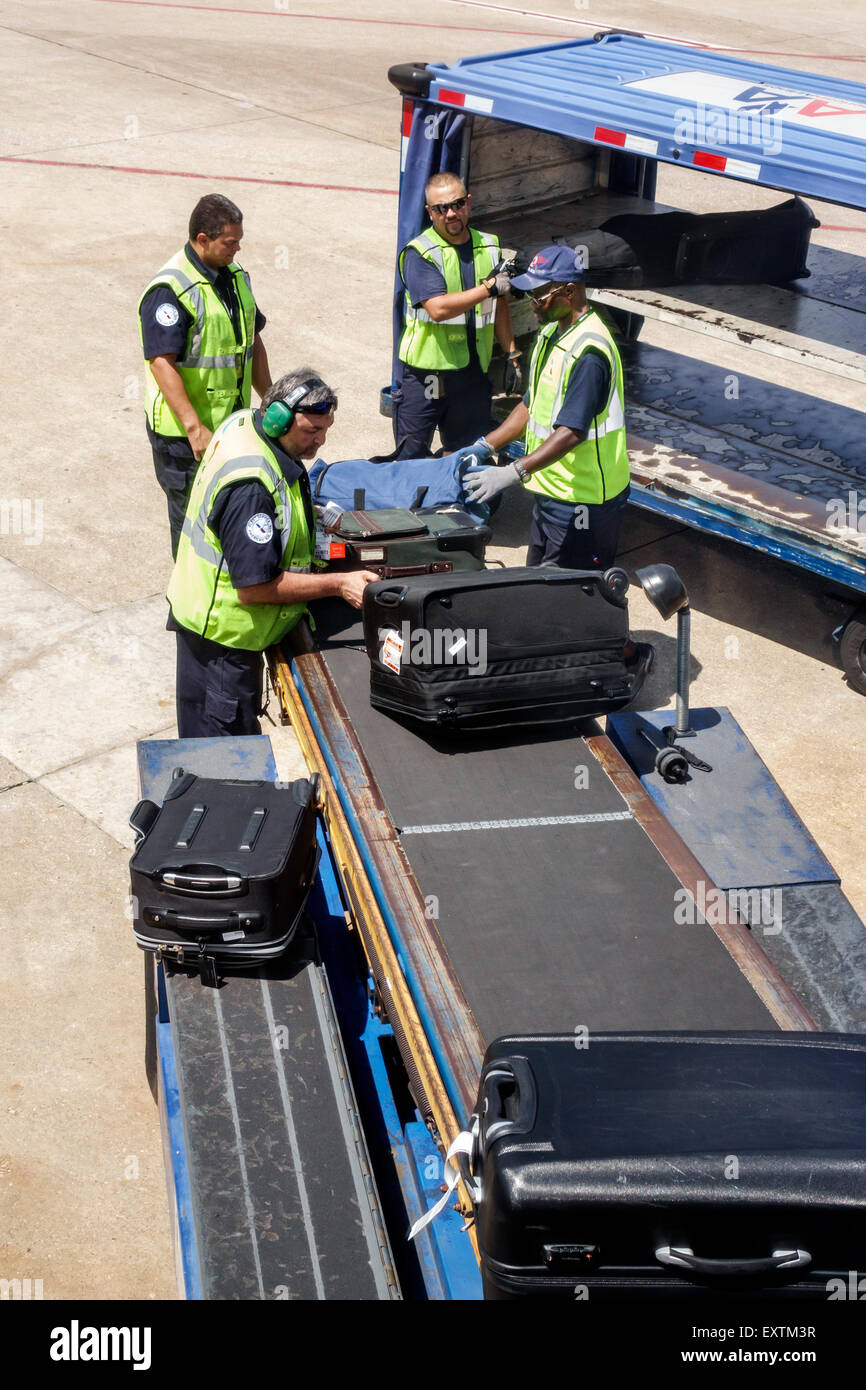 Dallas, Texas, Dallas Ft. Aeropuerto Internacional de Fort Worth,DFW,American  Airlines,terminal,jet,aviones,American Airlines,rampa,delantal,carga, equipaje,bagg Fotografía de stock - Alamy