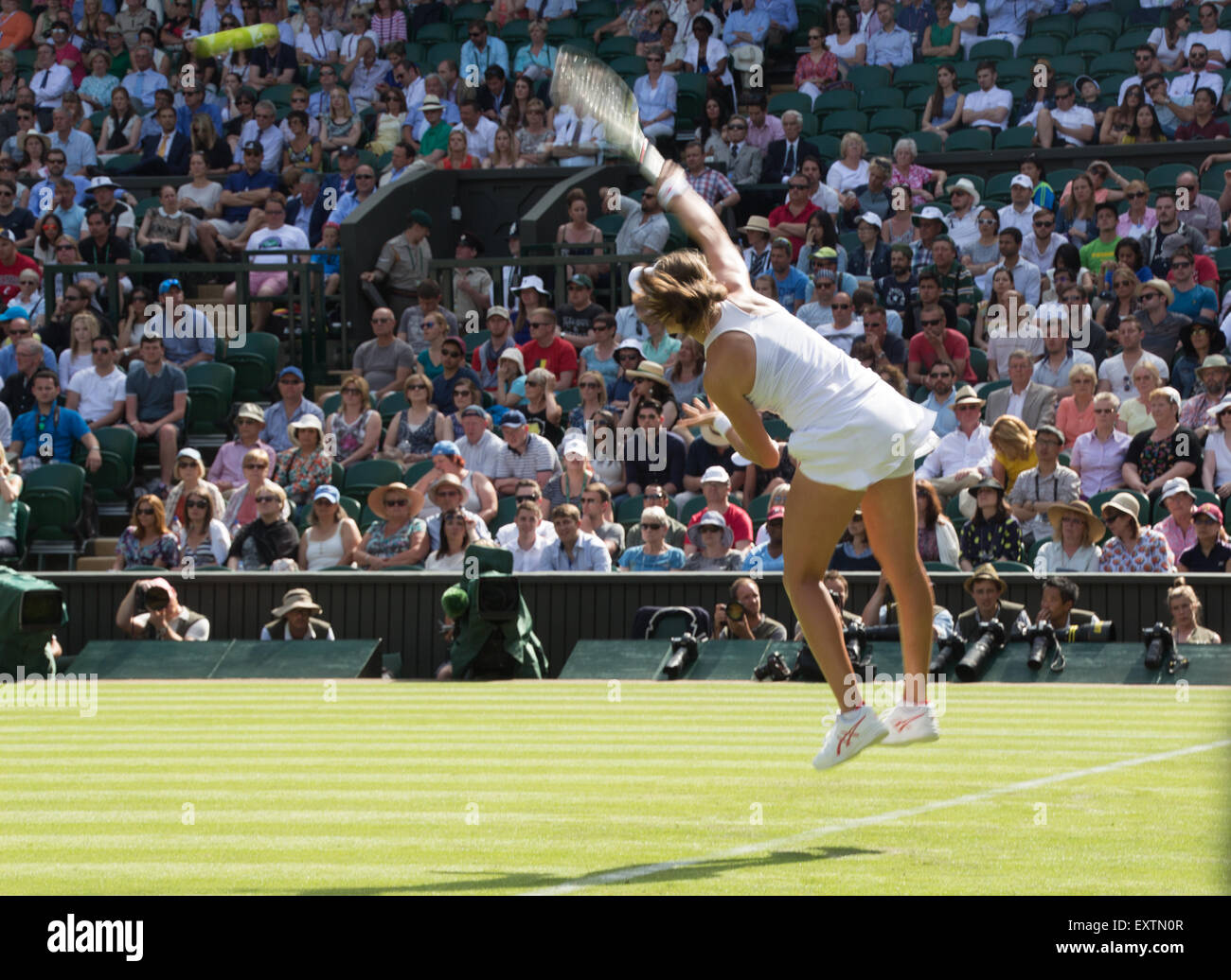 Jo Konta, el centro de la Cancha, Wimbledon 2015 El día 1 Foto de stock