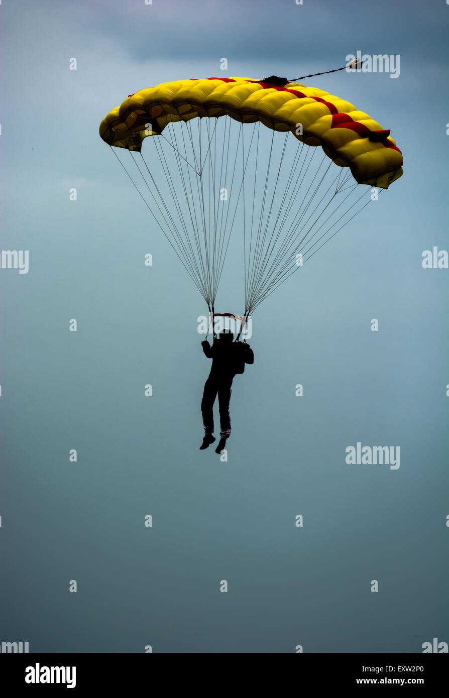 Paracaídas volando alto en las nubes Foto de stock