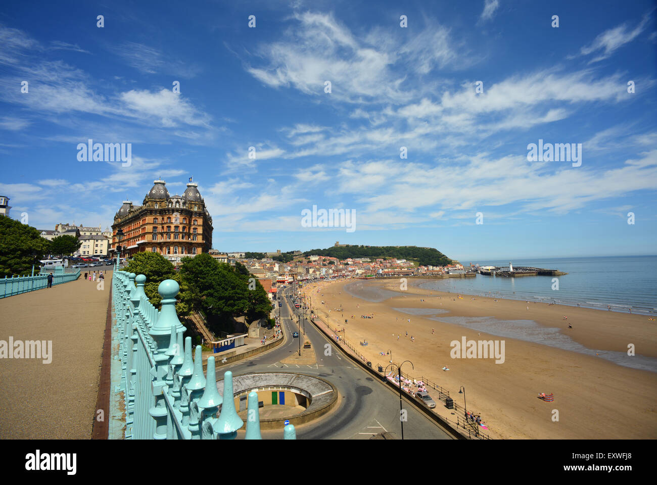 Grand hotel y paseo en Scarborough en los calurosos días de verano Yorkshire, Reino Unido Foto de stock