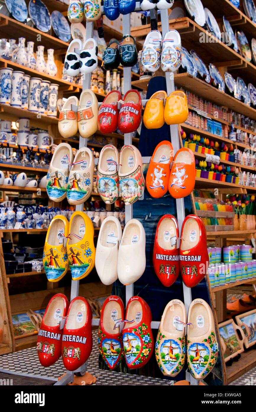Zapatos de madera en la tienda de souvenirs, Amsterdam, Países Bajos,  Europa Fotografía de stock - Alamy