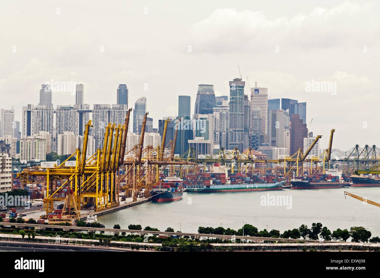 El puerto y la ciudad, de la ciudad de Singapur, Singapur, Asia Foto de stock