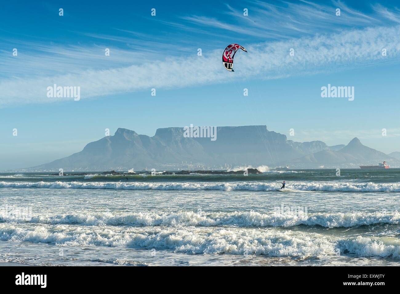 Kitesurfer en Bloubergstrand, Table Mountain, en el fondo, Ciudad del Cabo, Sudáfrica Foto de stock