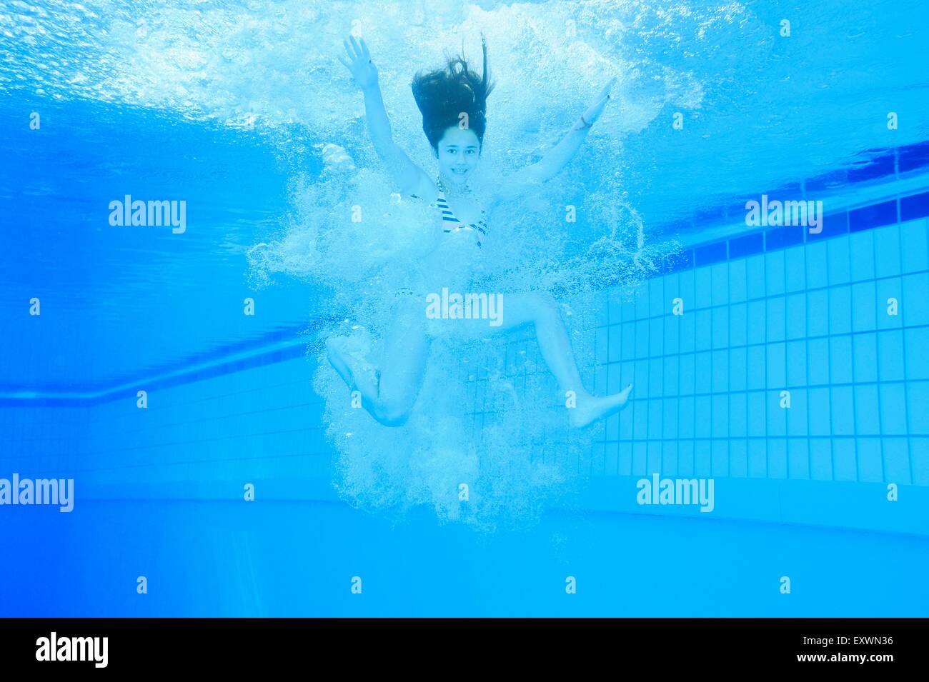 Chica bajo el agua en una bañera al aire libre Foto de stock