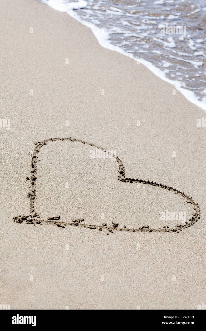 Corazón pintado en la arena, Italia, Europa Foto de stock