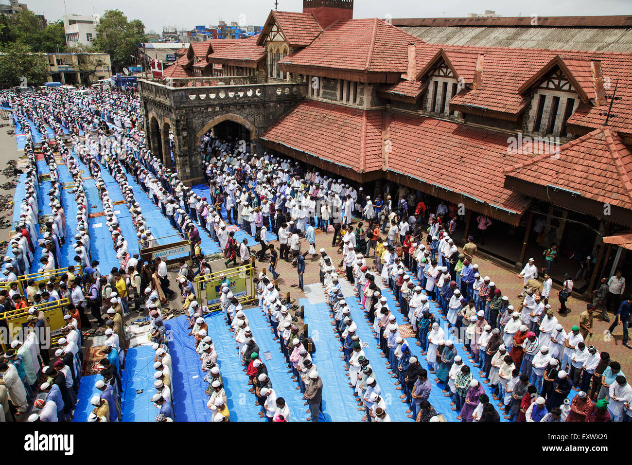 Mumbai, India. El 17 de julio de 2015. Realice el Eid Al-Fitr musulmanes indios oración (namaz) fuera de Bandra, Estación de Ferrocarril, en Mumbai, India. El 17 de julio de 2015 Créditos: Maciej Dakowicz/Alamy Live News Foto de stock