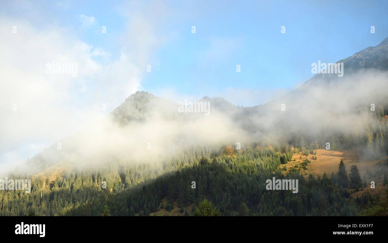 Paisaje de montaña en la niebla, Tirol, Austria, Europa Foto de stock