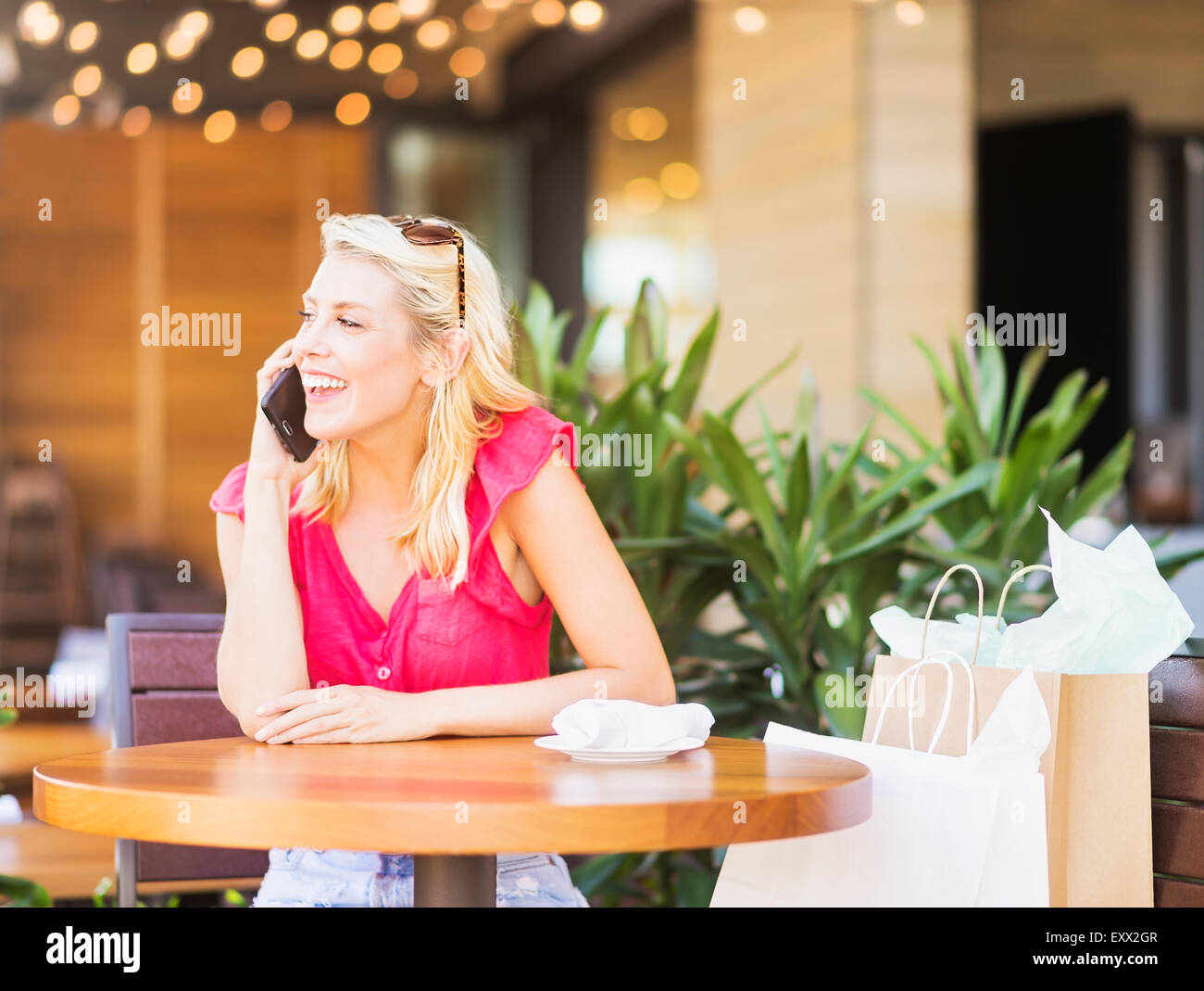 Mujer hablando por teléfono en el cafe Foto de stock