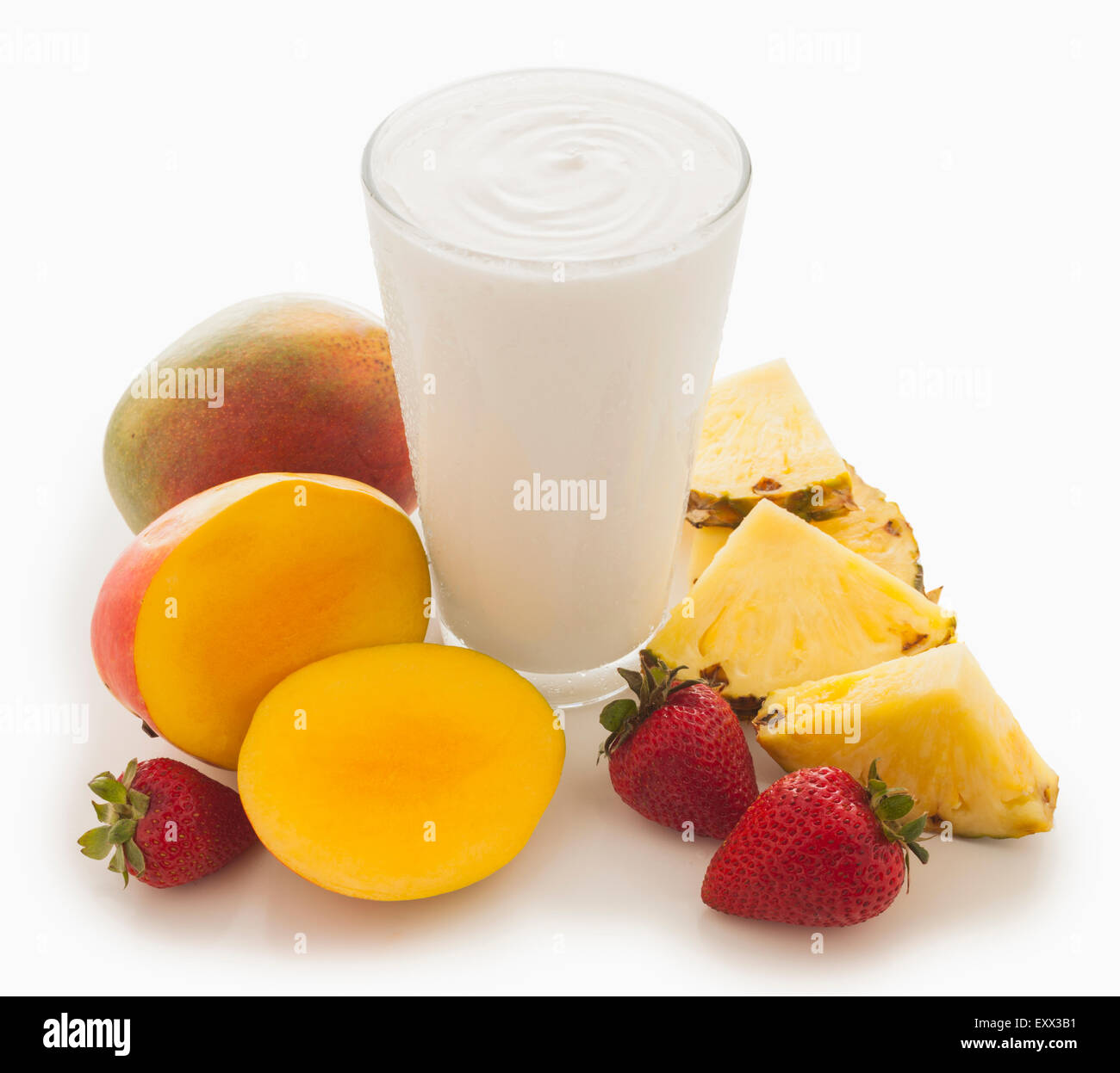 La piña, el mango y el batido de fresa Fotografía de stock - Alamy