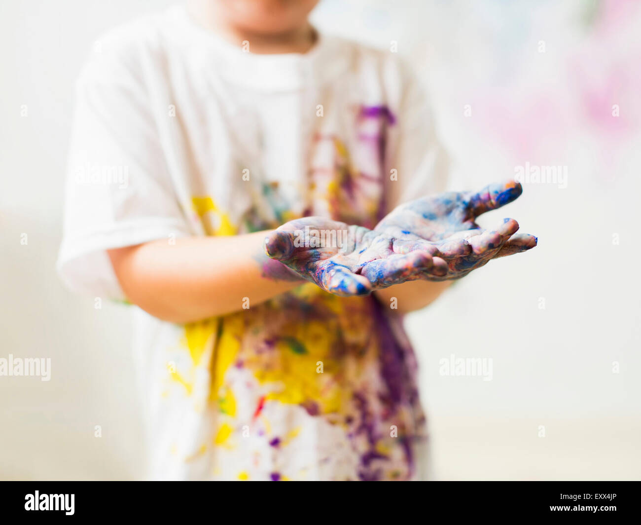 Boy (2-3) mostrando las manos en pintura Foto de stock