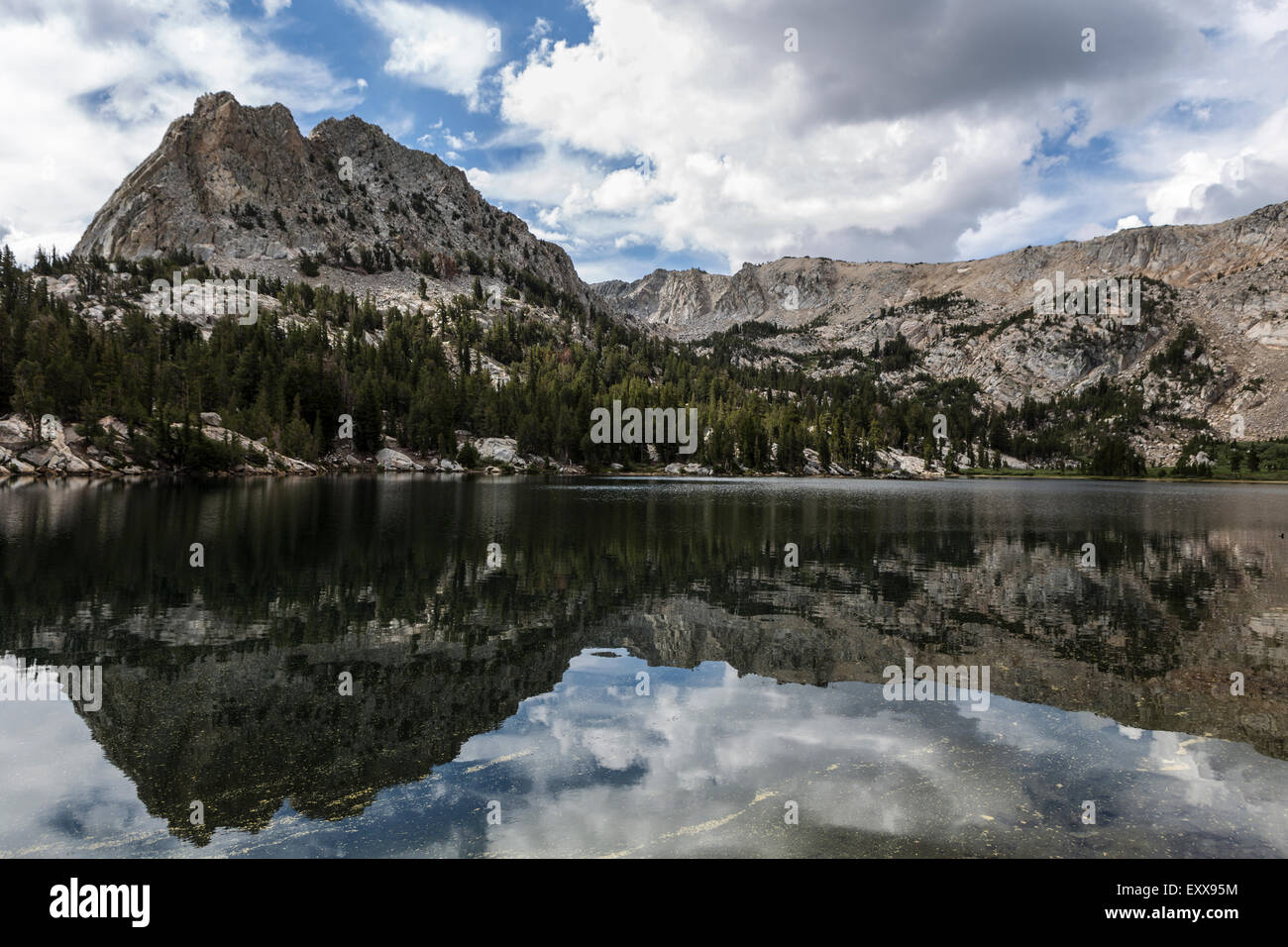 Crystal Lake en Mammoth Lakes basin cerca de Yosemite en la Sierra Nevada de California. Foto de stock