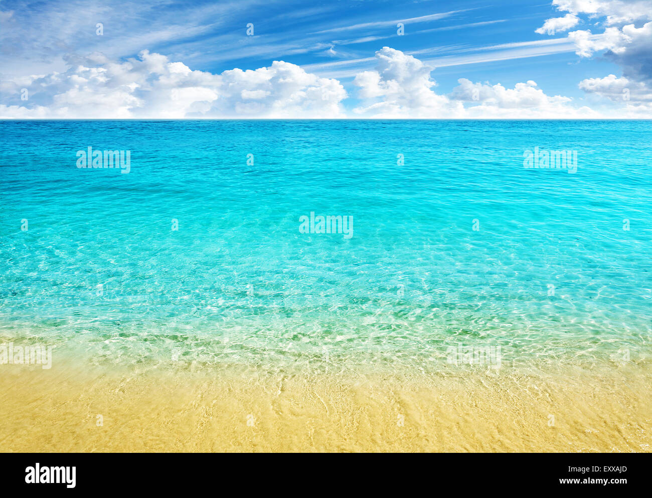 Fondo de verano en la playa, agua clara y azul cielo nublado. Foto de stock