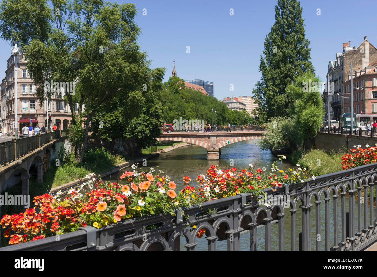 Estrasburgo, Francia, Europa - río Ill en el distrito de la Ciudad Vieja en verano Foto de stock