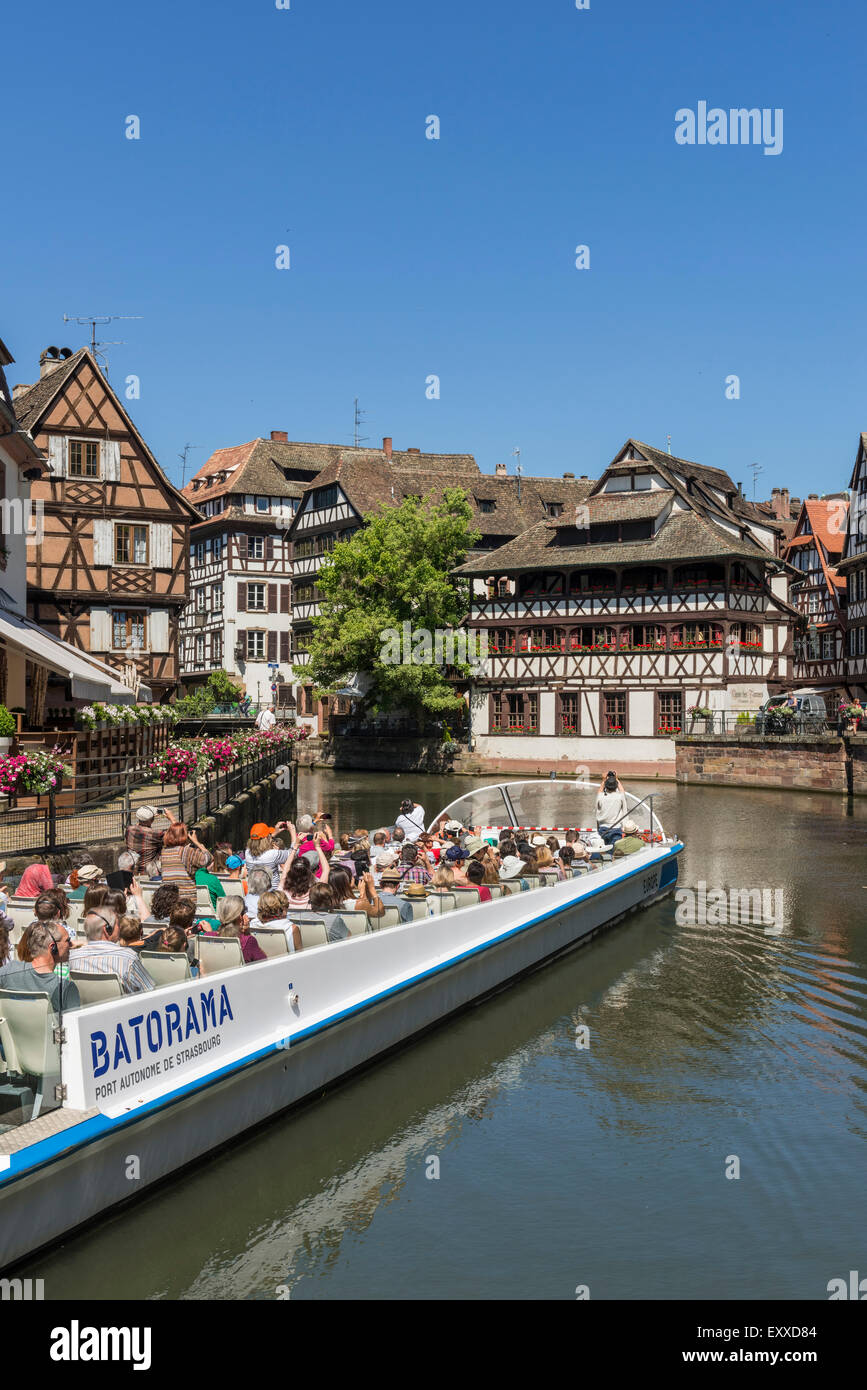 En un recorrido turístico en barco por el río en el casco antiguo de La Petite France, Estrasburgo, Francia, Europa Foto de stock
