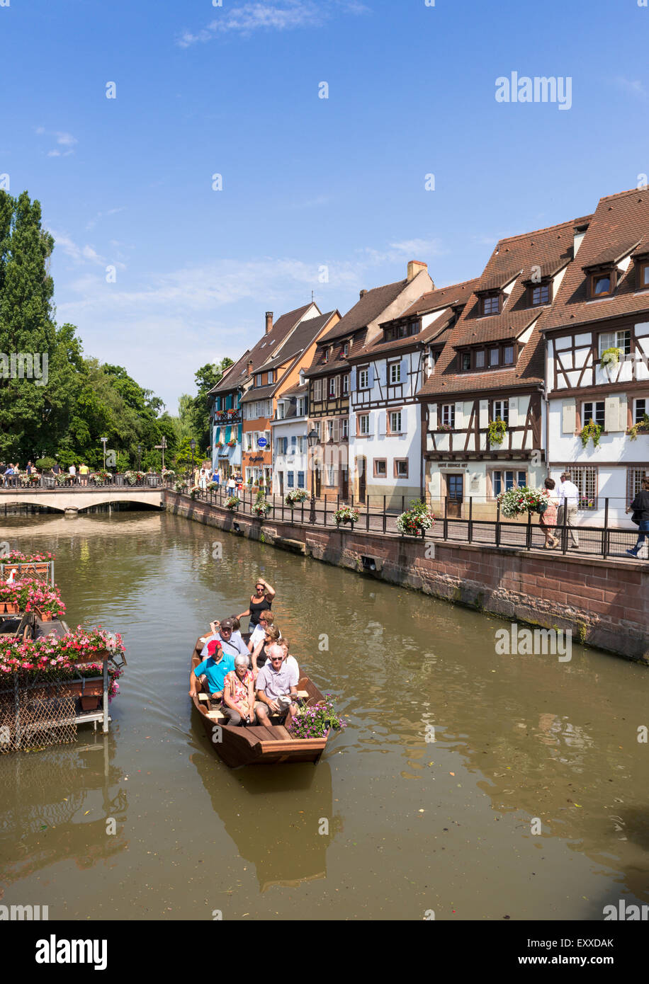 Los turistas en una pequeña excursión en barco por el río en La Petite Venise o Little Venice, distrito, Ciudad Vieja, Colmar, Alsacia, Francia Foto de stock