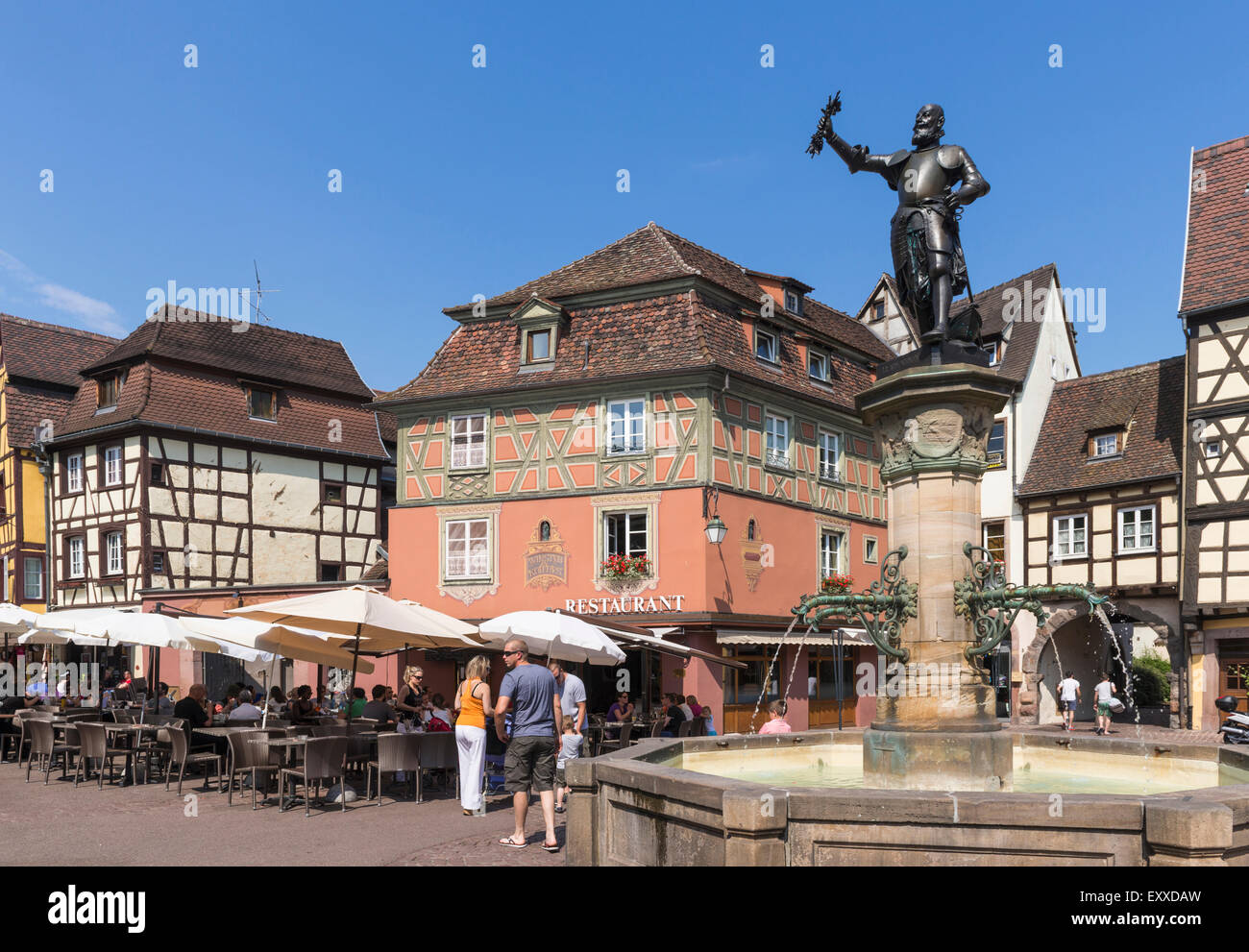 Los turistas en el distrito de la Ciudad Vieja en Colmar, Alsacia, Francia, Europa Foto de stock