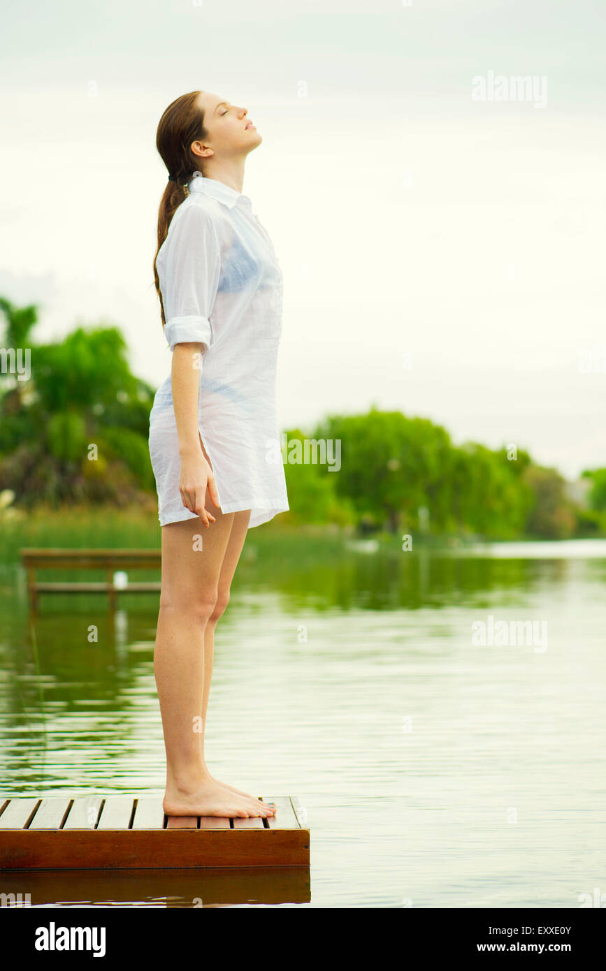 Mujer evadirse de todo Foto de stock